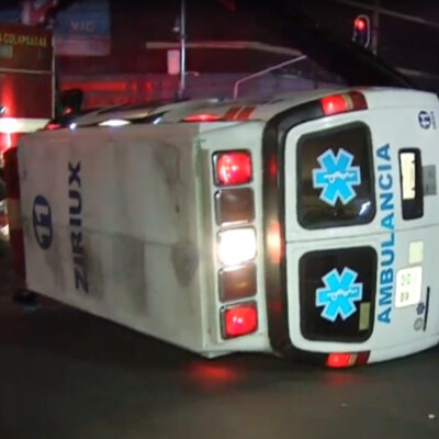 Choque entre camioneta y ambulancia deja varios lesionados en CDMX