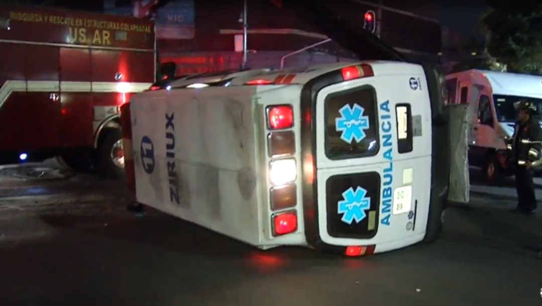 FOTO: Choque entre camioneta y ambulancia deja varios lesionados en CDMX, el 01 de abril de 2020