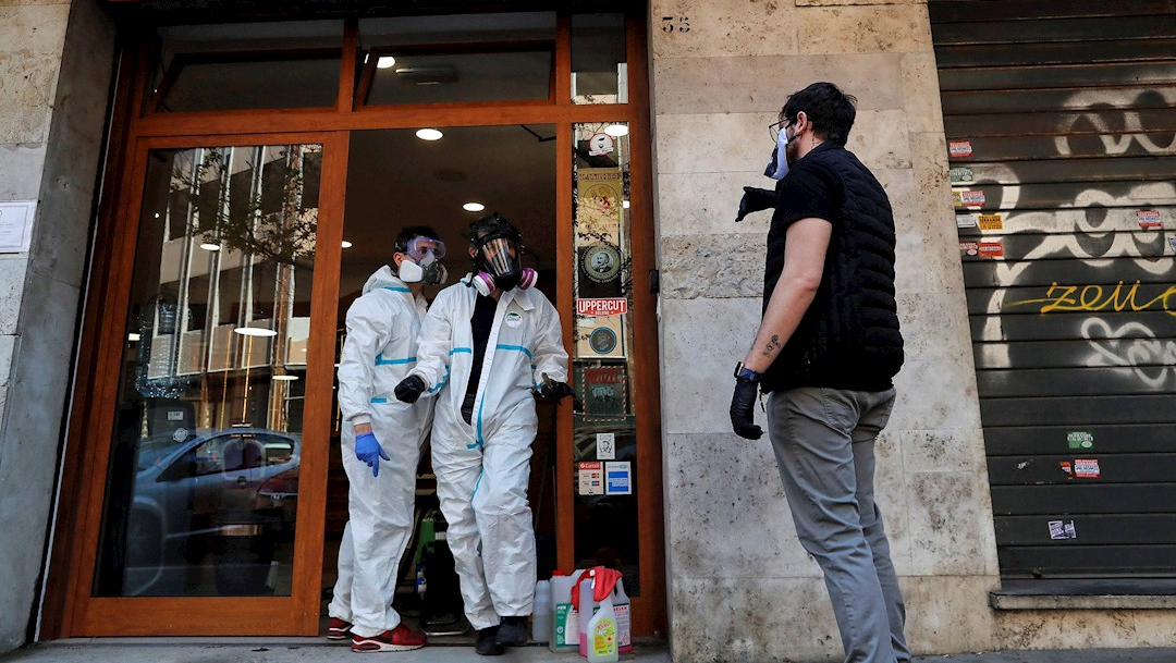 Foto: Autoridades sanitarias realizan la desinfección de una barbería en el barrio de Prati, Roma, Italia, 10 abril 2020
