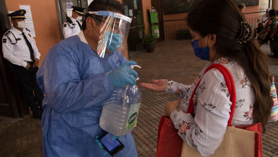 FOTO: Reciben con aplausos a paciente con coronavirus dado de alta en Aguascalientes, el 5 de abril de 2020