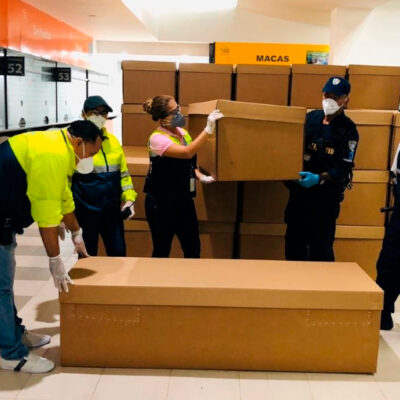 Guayaquil comienza a repartir ataúdes de cartón ante crisis de los cadáveres