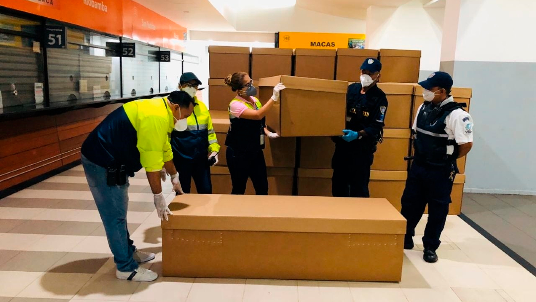 FOTO: Guayaquil comienza a repartir ataúdes de cartón ante crisis de los cadáveres, el 5 de abril de 2020
