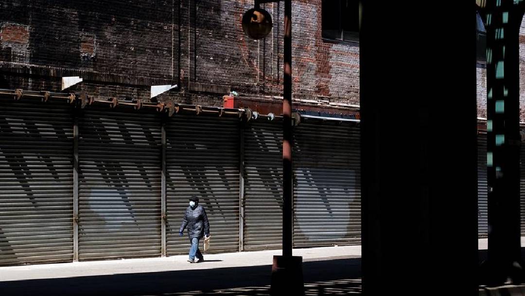 Un hombre camina por las calles de Nueva York donde miles de negocios están cerrados por el coronavirus. (Foto: EFE)