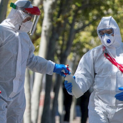 España supera pico de contagios por coronavirus y amplía estado de alarma