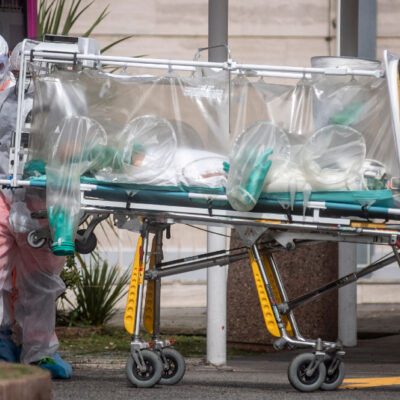 Hospitalizados de coronavirus bajan en Italia; suman 21,645 muertos