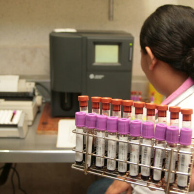 Donación de sangre cae hasta 70% por coronavirus; habilitan teléfonos para donadores