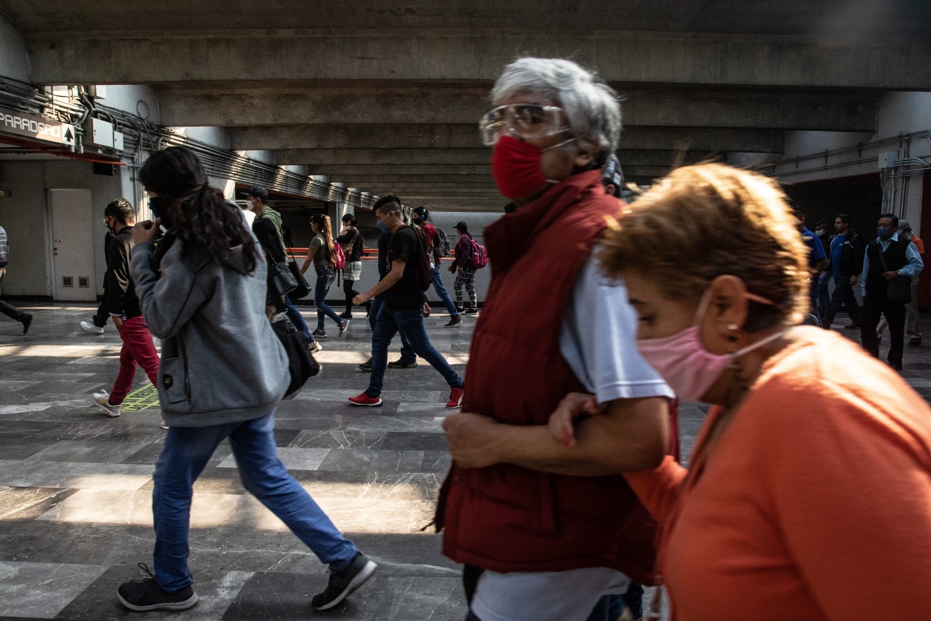 Foto: Muchas personas de la tercera edad todavía tienen la necesidad de salir, 23 de abril de 2020, (ANDREA MURCIA /CUARTOSCURO.COM)