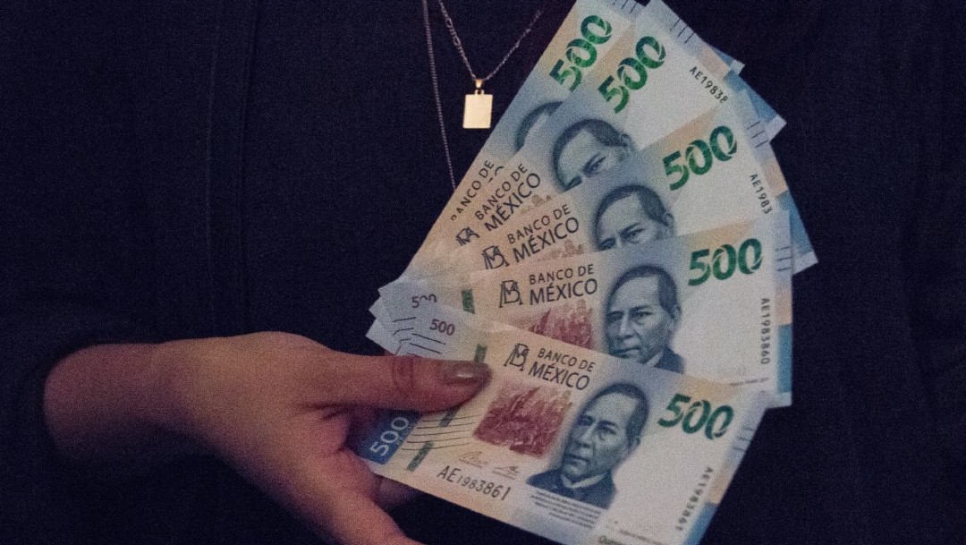 FOTO: Peso mexicano abre con una apreciación de 1.31% frente al dólar, el 27 abril de 2020