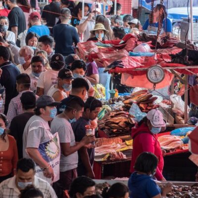 Decenas de personas cenan en puestos callejeros de la CDMX, pese a contingencia