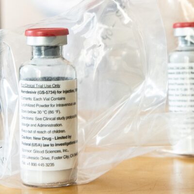 FDA de EEUU acelera análisis de remdesivir para uso contra coronavirus