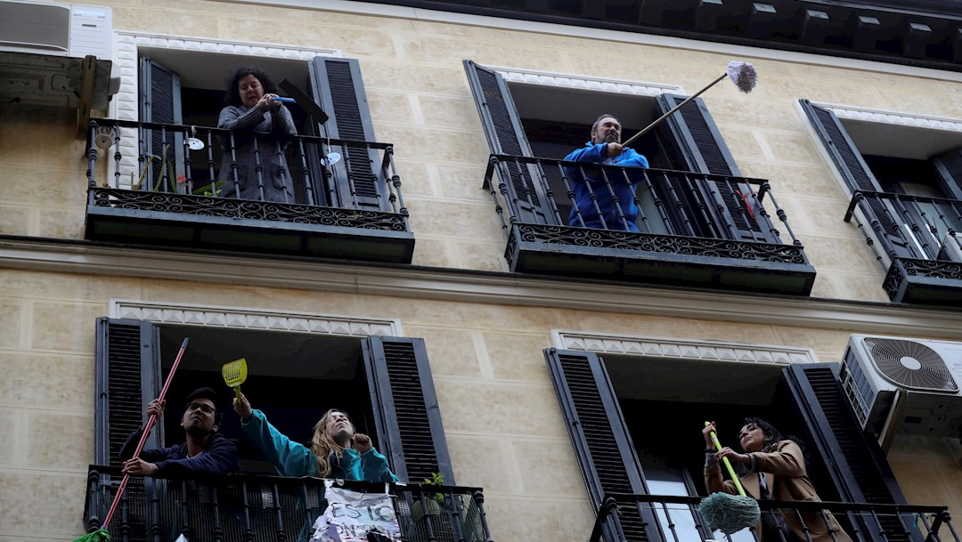 Vecinos de Madrid sacan su trapeador a los balcones en un gesto simbólico para limpiar el coronavirus. (Foto: EFE)
