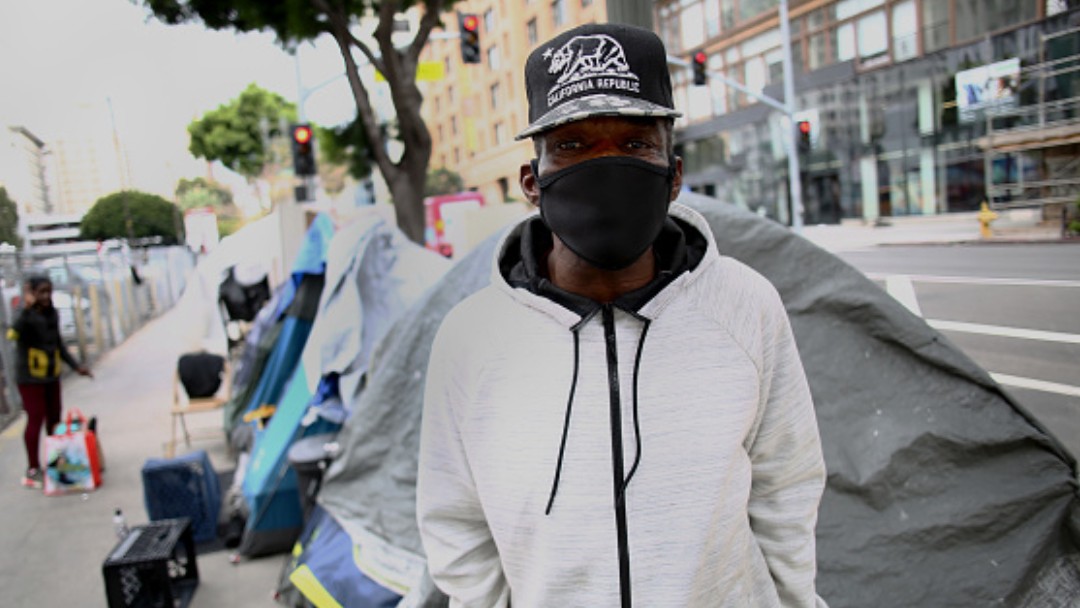 Foto: Un señor usa cubreboca en calles de California, EEUU. Getty Images
