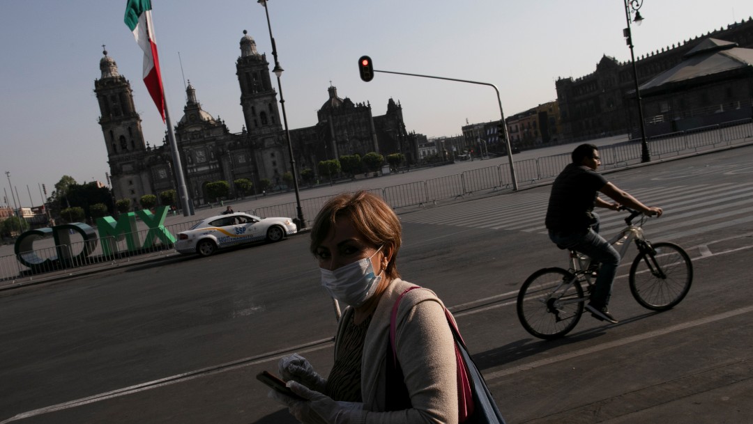 Foto: Una señora usa cubreboca en calles de la Ciudad de México. Reuters