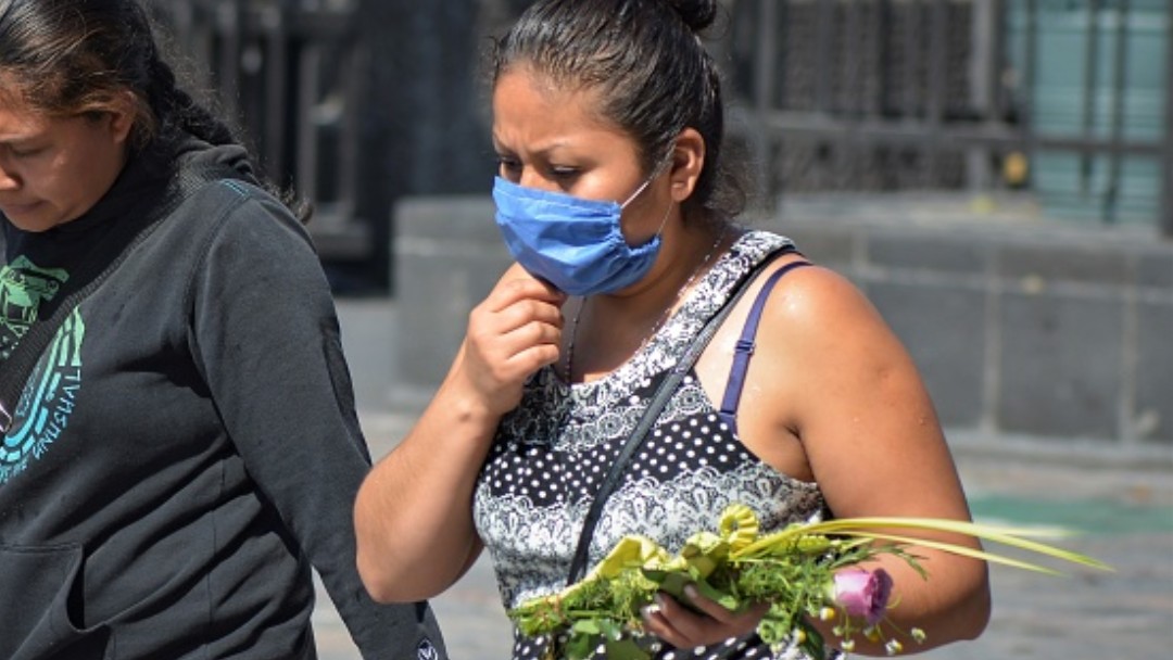 Foto: Una mujer usa cubreboca en calles de México. Getty Images