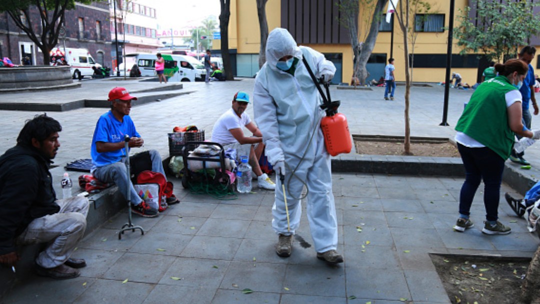 Foto: Personal sanitario limpia calles de la Ciudad de México. Getty Images