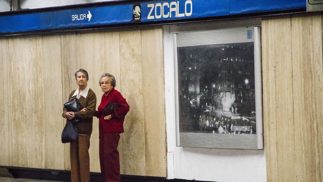 Foto: Dos señoras esperan el convoy del Metro en la estación Zócalo. Cuartoscuro