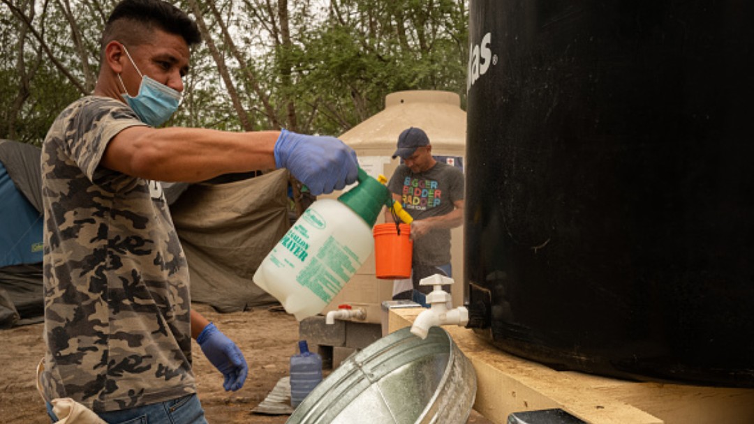 Foto: Limpian un campamento de migrantes en Tamaulipas, México. Getty Images