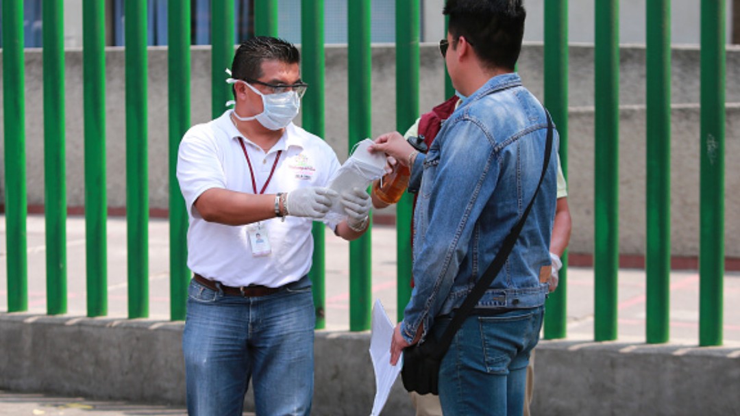 Foto: Jóvenes usan cubrebocas en calles de México. Getty Images