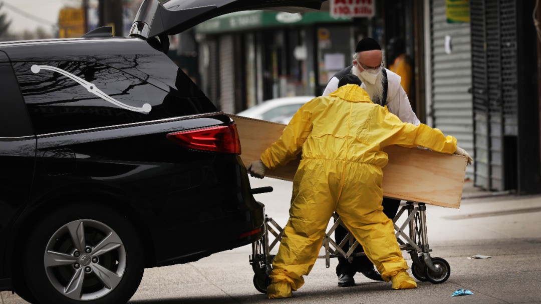 Foto: Trasladan un cuerpo en Nueva York, EEUU. Getty Images