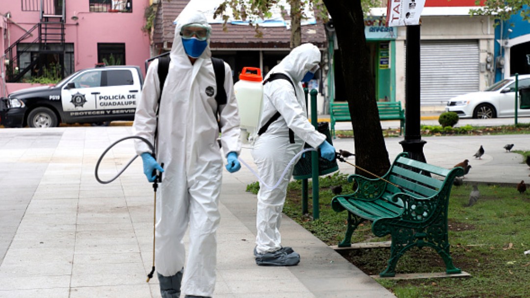 Foto: Personal sanitario limpia calles de Monterrey, Nuevo León. Getty Images