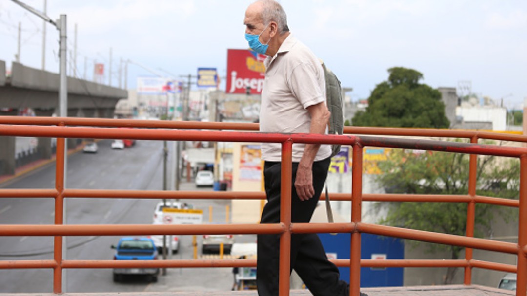 foto: Un señor usa cubreboca en calles de México. Getty Images