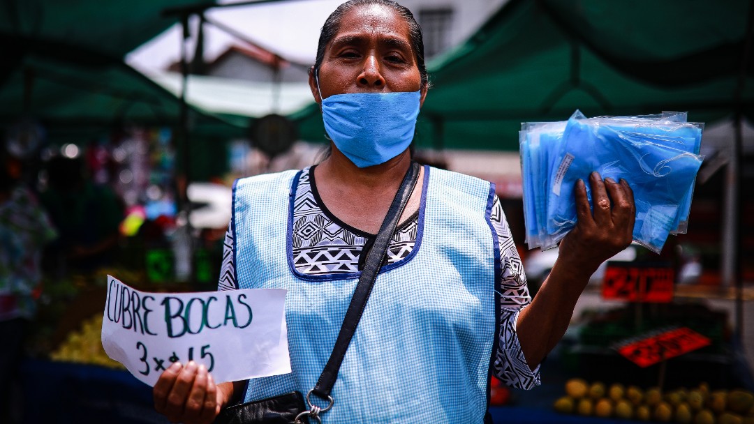 Foto: Una mujer vende cubrebocas en calles de la Ciudad de México. Getty Images