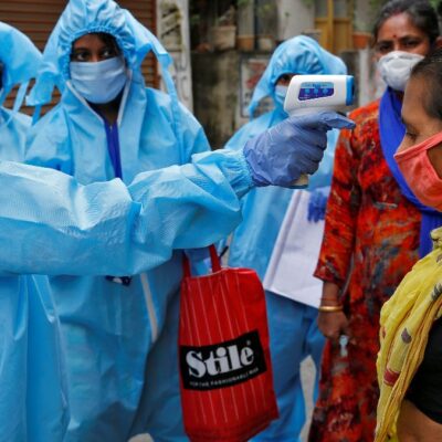 Quienes ataquen a médicos por coronavirus en India irán a la cárcel