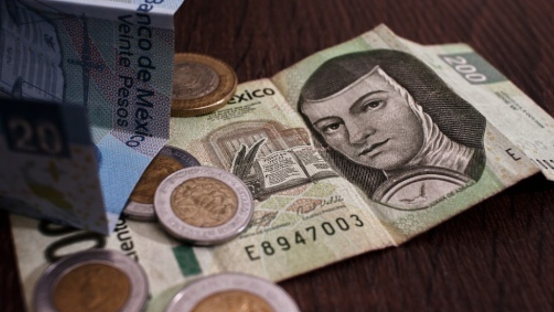 Foto: Monedas y billetes mexicanos. Getty Images