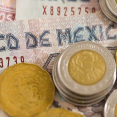 Peso registra leve caída tras plan económico de AMLO; Bolsa Mexicana gana