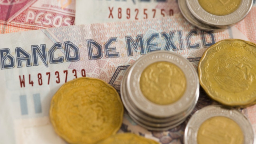 Foto: Billetes y monedas mexicanas. Getty Images/Archivo