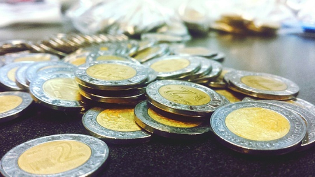 Foto: Varias monedas de pesos mexicanos. Getty Images