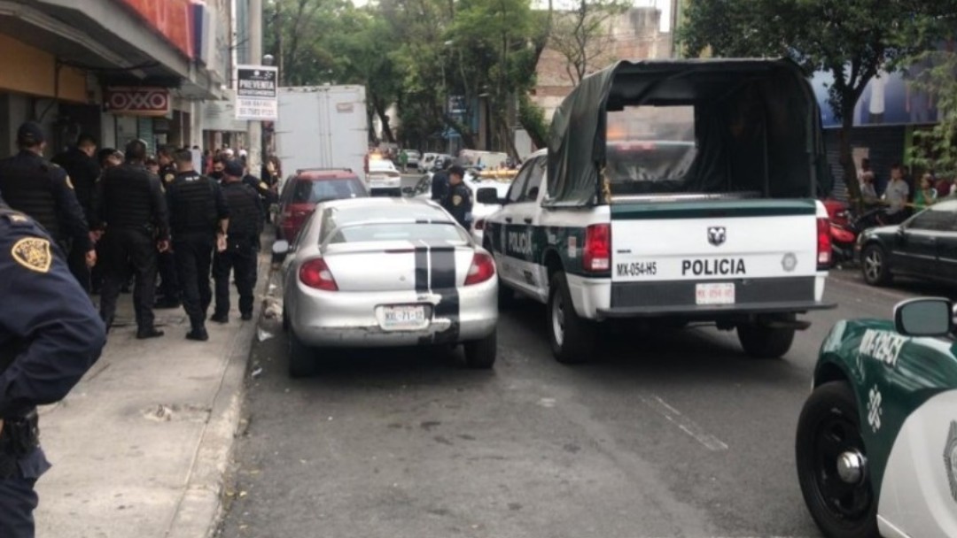 Foto: Policías de la CDMX detuvieron a los tres delincuentes. Twitter/