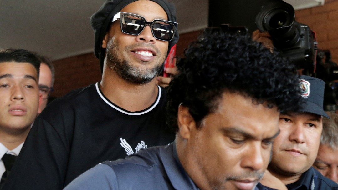 Foto: Policías trasladan a Ronaldinho Gaúcho y a su hermano. Reuters