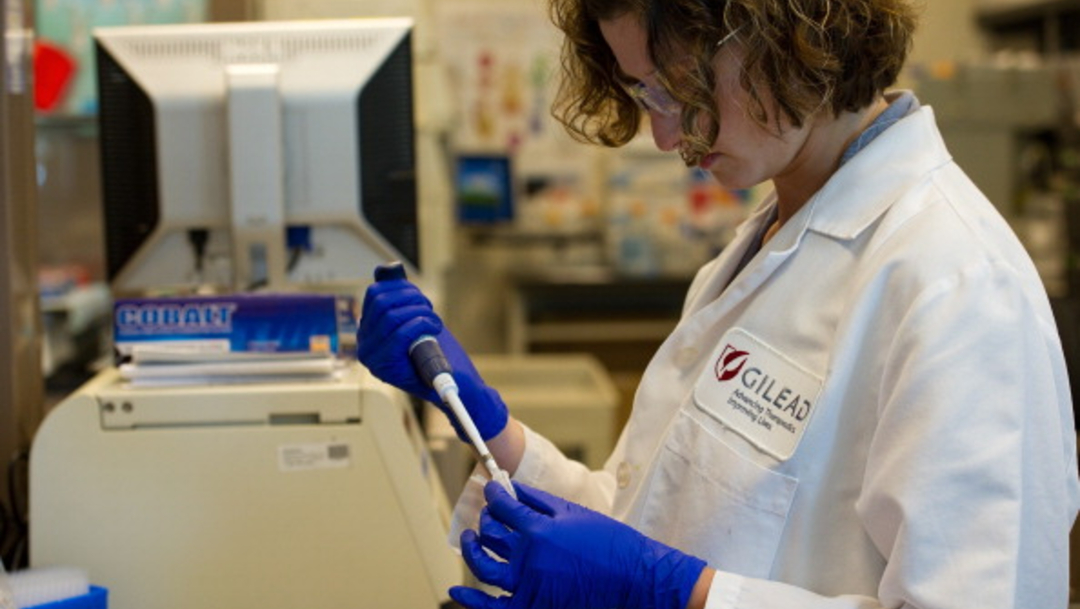 Una científica de Gilead Sciences trabajando en uno de los laboratorios de la compañia. (Foto: Getty Images)
