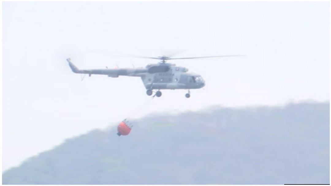 Foto: Un helicóptero se sumó a los trabajos para sofocar el incendio en el Cañón del Sumidero, 19 de abril de 2020 (Foro TV)