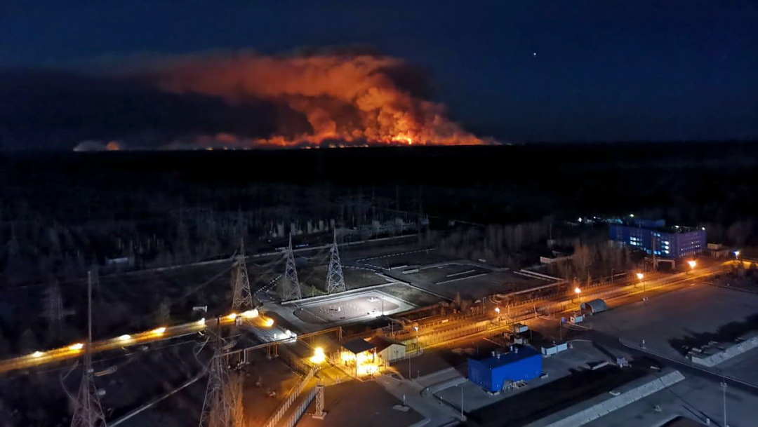 FOTO: Ucrania controla incendios forestales cerca de Chernóbil, el 14 de abril de 2020