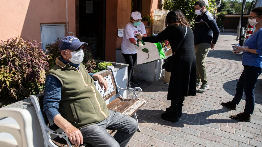 Foto: Una mujer compra para compartir con su familia en Basiglio, Italia, durante la pandemia de coronavirus, 19 abril 2020