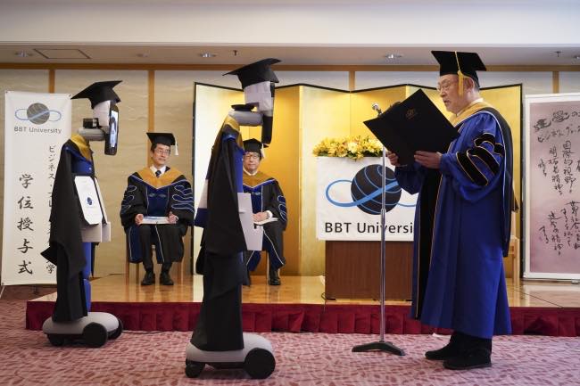 Robots-estudiantes-recien-graduados-diplomas-coronavirus