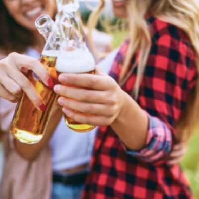 Las mujeres que beben cerveza son más sanas, revela estudio