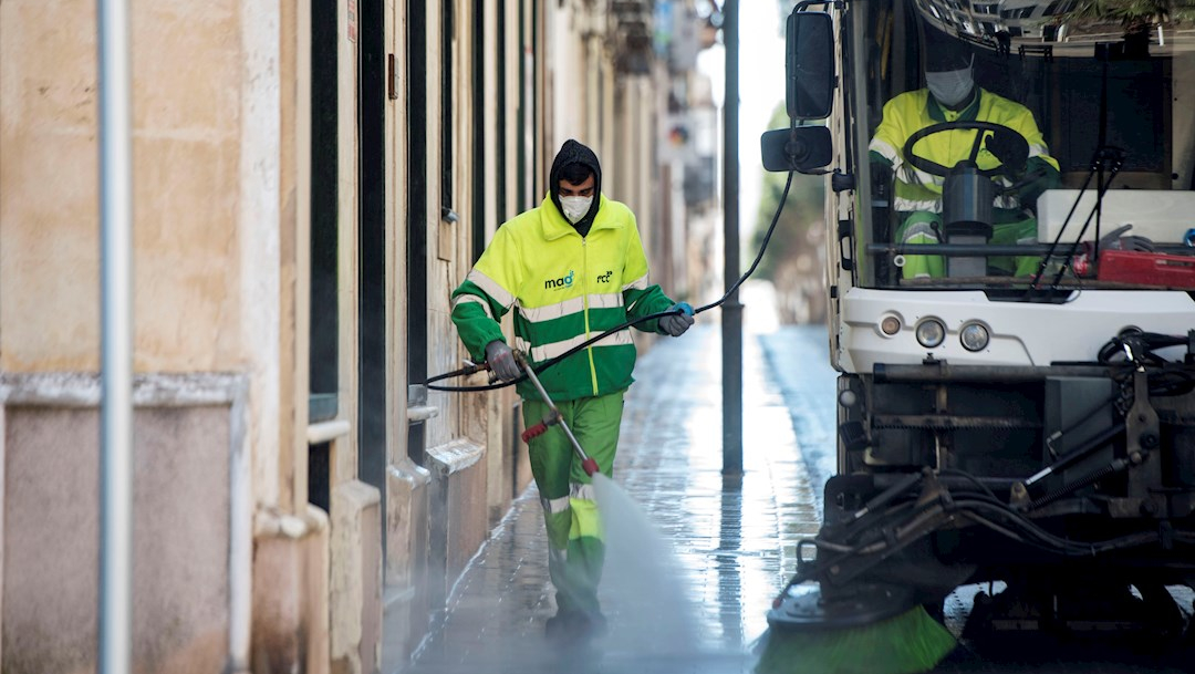 Una brigada desinfecta las calles en España ante la pandemia del coronavirus, 5 abril 2020
