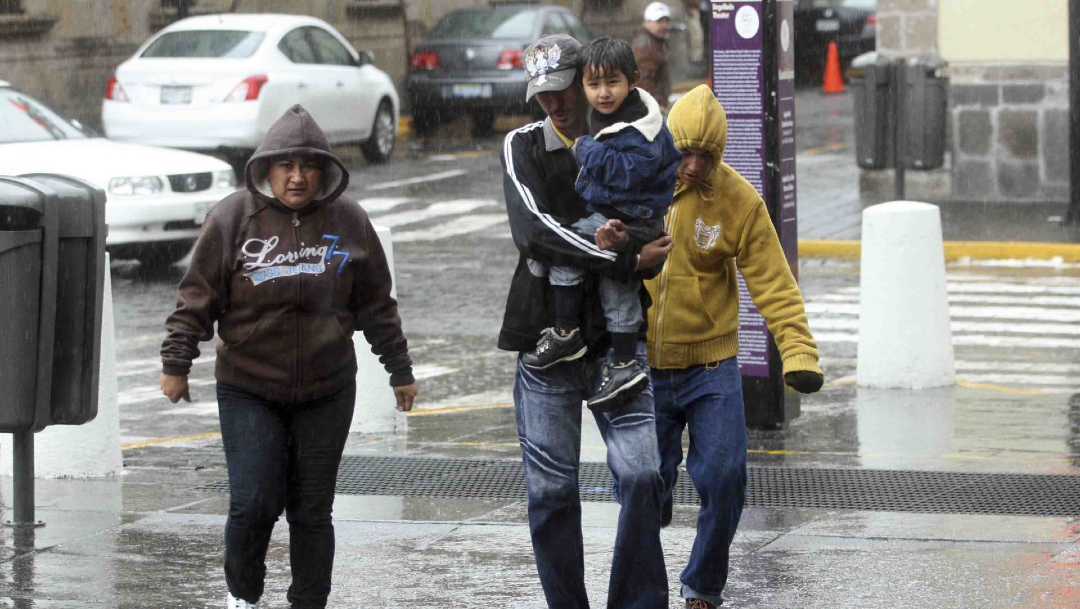 Foto: Una familia se moja debido a la lluvias que se registra en algunos estados de la República Mexicana, 8 abril 2020