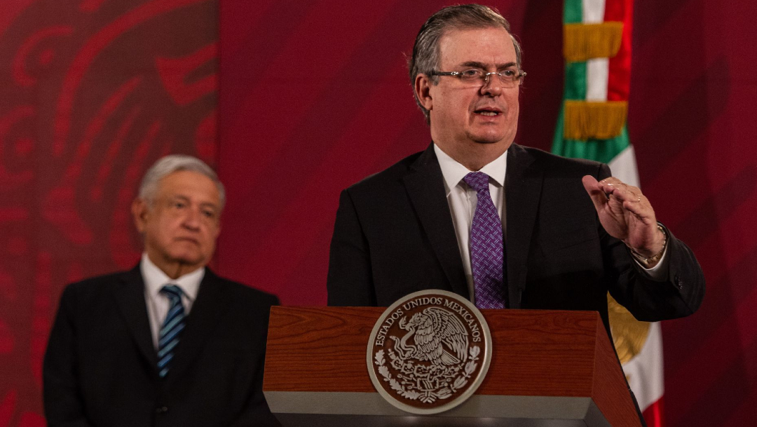Foto: Andrés Manuel López Obrador (I), presidente de México y Marcelo Ebrard Cassubon (D), secretario de Relaciones Exteriores, durante la conferencia matutina en el Palacio Nacional, 30 abril 2020