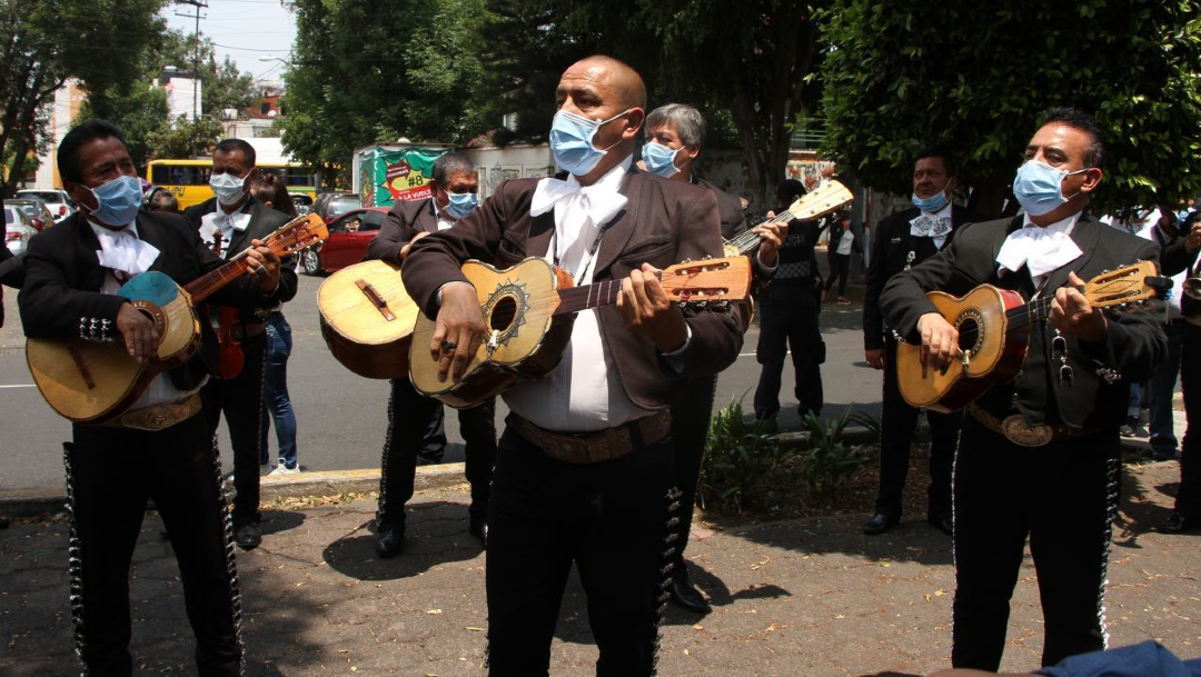 FOTO: Mariachis piden apoyo ante coronavirus con serenata en Palacio Nacional, el 15 de abril de 2020