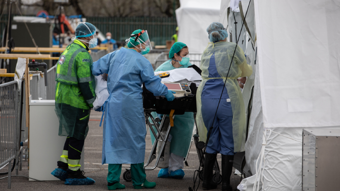 Médicos trasladan a un paciente con coronavirus en Milán, Italia. (Foto: Getty Images)