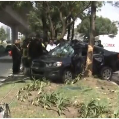 Muere conductor tras chocar contra árbol en Periférico Sur