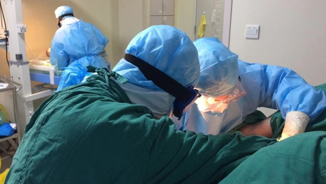 Foto: Médicos atienden a una mujer embarazada infectada con coronavirus durante su parto, 17 abril 2020