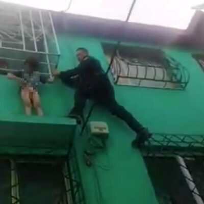 Rescatan a niño de ocho años colgado de una ventana en un tercer piso en Tláhuac