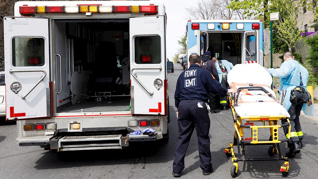 Foto: Paramédicos de la ciudad de Nueva York trasladan a un paciente sospechoso de coronavirus, 25 abril 2020