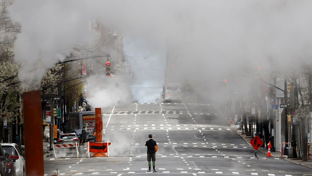 Foto: Una persona cruza la avenida Madison, en Nueva York, casi vacía, 5 abril 2020