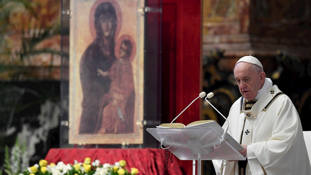 Foto: El papa Francisco celebrando la Misa de Pascua en la Basílica de San Pedro, sin fieles, 12 abril 2020